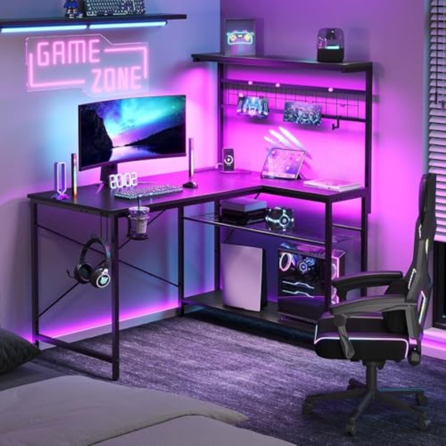 Desk Setup L Shaped - 42インチのゲーミングデスク。電源コンセントとLEDライトを搭載し、ゲーム環境に最適。スチールフレーム、ブラック。ケーブル管理機能とRGBライティングを備えています。